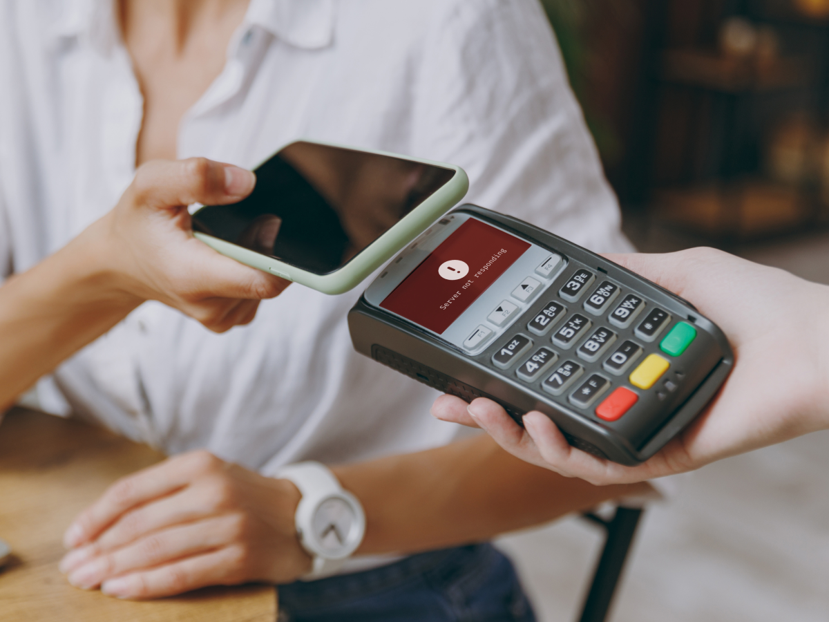 Woman trying to pay with card but the terminal doesn't respond